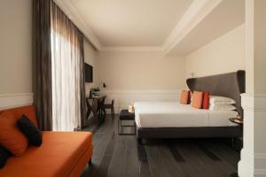 罗马纳沃纳宫酒店的酒店客房,配有床和沙发