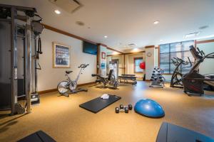 惠斯勒首迹旅舍的健身房提供数辆健身自行车和健身器材