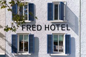 苏黎世Fred Hotel Zürich Hauptbahnhof的一座带蓝色百叶窗的旅馆外墙