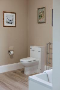 HortonHorton Inn的浴室配有白色卫生间和盥洗盆。