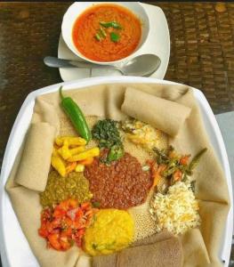 亚的斯亚贝巴King Dawit Ethiopia Tours & Travel的豆子和一碗汤盘