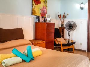 厄尔梅达诺Petunia 75的一间设有床铺和客厅的房间