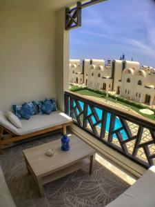 赫尔格达Luxury Beach Frontage Studio- Non Egyptians only的阳台配有沙发,享有建筑的景色