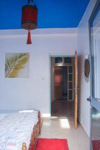 依索安Happy Home Dream Surf的一间卧室设有一张床和蓝色的天花板