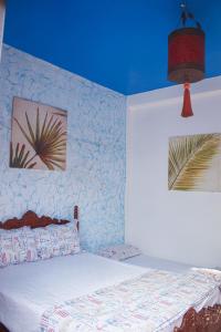 依索安Happy Home Dream Surf的卧室配有一张床,墙上挂有两张照片