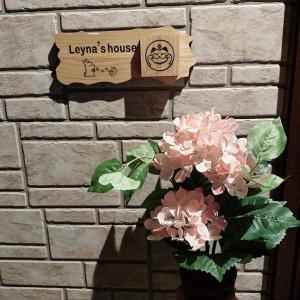 大阪Free Parking Namba south Villa 4 rooms 120m2的砖墙前方的花瓶,有粉红色的花朵