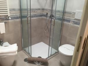 阿纳卡普里B&B Il Tramonto的带淋浴和卫生间的浴室