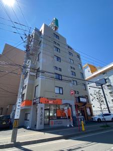 札幌【NEW OPEN】AMS Hiragishi R401的城市街道拐角处的建筑物