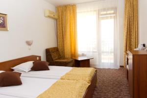 圣弗拉斯格纳达酒店的卧室配有床、椅子和窗户。