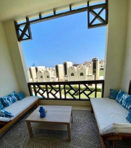赫尔格达Luxury Beach Frontage Studio- Non Egyptians only的客房设有两张沙发和一个大窗户