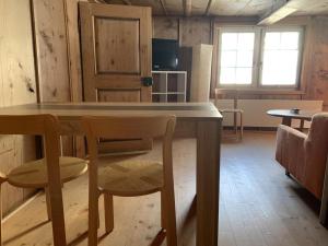 DiesbachRevier musisch und historisch的一间厨房,内设一张桌子和一把椅子