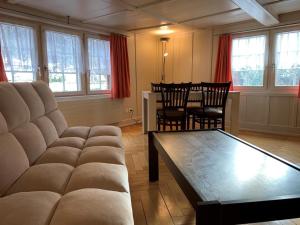 DornhausRevier lauschig und charmant的客厅配有沙发和桌子