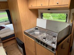 HätzingenRevier caravan-ig und cool的一个带水槽的厨房