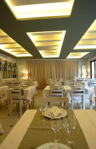莫雷拉方达莫雷诺酒店的用餐室配有白色的桌子和白色的椅子