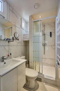 巴黎Huni Hôtel的白色的浴室设有卫生间和淋浴。