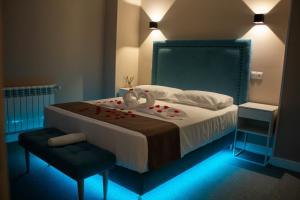 马德里Rooms Luxury Madrid的一间卧室配有一张带两个天鹅的床