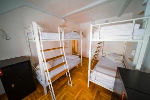 布拉格New Generation Hostel Prague Center的客房设有两张双层床和一张书桌。