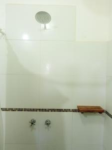 蒂尔卡拉Casa Inkill Huasi的浴室内配有带2个水龙头的淋浴