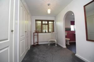 彼得伯勒Highfields Holidays bed & breakfast的走廊上设有卫生间和窗户的房间