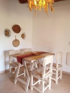 蒂尔卡拉Casa Inkill Huasi的一间带木桌和椅子的用餐室