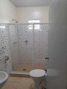 卢甘维尔La Maison Hebridaise的带淋浴、卫生间和盥洗盆的浴室