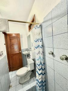 阿约拉港Hostal Gardner的一间带卫生间和淋浴的浴室