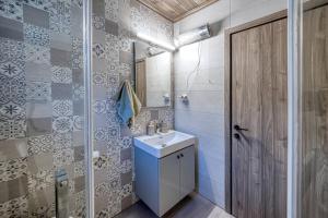 XylopároikonVilla Ntora的一间带水槽和镜子的浴室