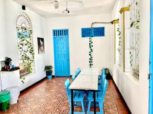 圣玛尔塔Hotel Kasaya Real的一间设有桌子和蓝色门的房间