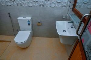 阿努拉德普勒Emerald Home Stay的浴室配有白色卫生间和盥洗盆。