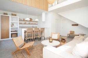 科拉雷侯Villa NOMA - Design space with Pool in Corralejo的客厅配有白色的沙发和椅子