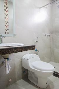 瓜亚基尔Hotel Murali - Cerca del Aeropuerto de Guayaquil的白色的浴室设有卫生间和水槽。