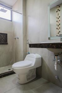 瓜亚基尔Hotel Murali - Cerca del Aeropuerto de Guayaquil的一间带卫生间和水槽的浴室