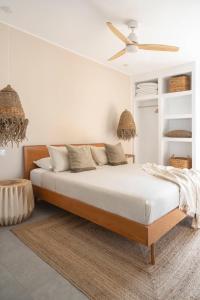 科拉雷侯Villa NOMA - Design space with Pool in Corralejo的一间卧室配有一张床和吊扇