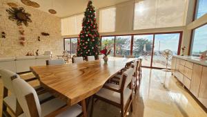 女人岛Villa Azul Maya的厨房配有大木桌和圣诞树