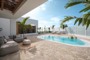 科拉雷侯Villa NOMA - Design space with Pool in Corralejo的一间带游泳池和别墅的客厅