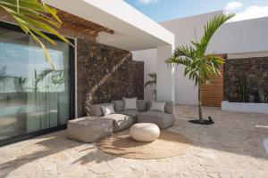 科拉雷侯Villa NOMA - Design space with Pool in Corralejo的客厅配有沙发和桌子