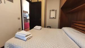 桑格罗堡Casa Martino的一间卧室配有两张带毛巾的床