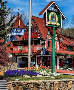 海伦Bear Creek Lodge and Cabins in Helen Ga - Pet Friendly, River On Property, Walking Distance to downtown Helen的一座大建筑,前面有一个钟