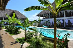 瓦塔穆Rafiki Jua Resort的享有度假村的游泳池和棕榈树美景