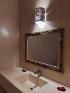 瓦塔穆Rafiki Jua Resort的一间带水槽和镜子的浴室