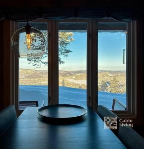 兰帕兰德Cozy cabin with incredible views and sauna的一张餐桌,享有窗户的景色