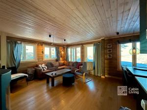 兰帕兰德Cozy cabin with incredible views and sauna的客厅配有沙发和桌子