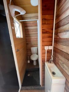 弗洛里亚诺波利斯Floripa Glamping的一间带卫生间和水槽的小浴室