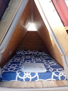 弗洛里亚诺波利斯Floripa Glamping的帐篷中间的一张床