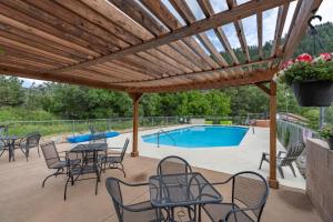 杜兰戈HTR Durango的一个带桌椅的庭院和一个游泳池