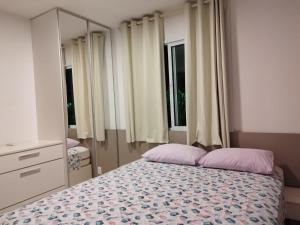 嘎林海斯港RESORT PALM VILLAGE - Muro ALTO, Porto DE GALINHAS的一间卧室配有一张带粉红色枕头和镜子的床