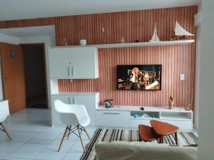 嘎林海斯港RESORT PALM VILLAGE - Muro ALTO, Porto DE GALINHAS的一间厨房,配有白色橱柜和墙上的电视