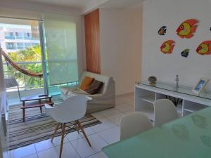 嘎林海斯港RESORT PALM VILLAGE - Muro ALTO, Porto DE GALINHAS的客厅配有沙发和桌椅