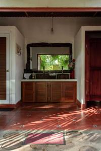 弗洛勒斯Paraíso Nimah的厨房配有水槽和大镜子