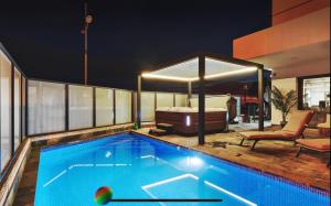 DoloresFee4Me Villa with pool in Dolores, Alicante的房屋内带床的游泳池